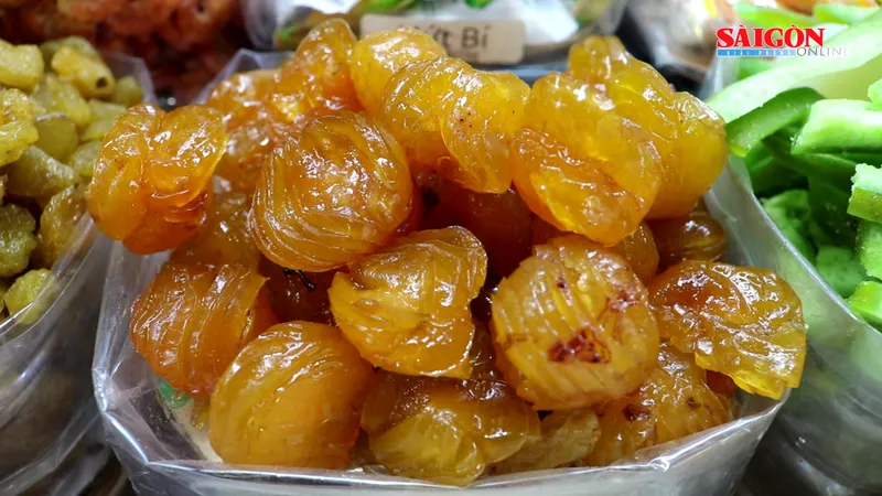 Hoa kiểng, dưa hấu chưng tết rộn rã xuống phố, bánh mứt đầy ắp tha hồ mua sắm