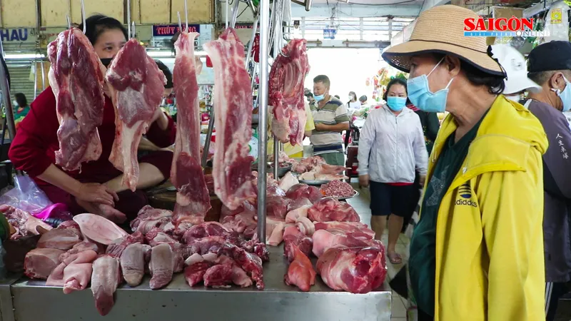 28 tết - người dân tranh thủ đi chợ mua thịt heo, hột vịt để kho ăn tết