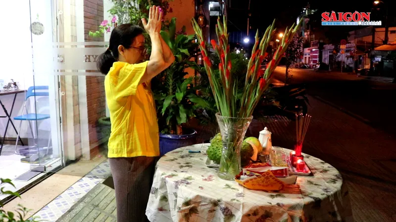 Người dân TPHCM cúng giao thừa và đi chùa thắp hương đầu năm mới