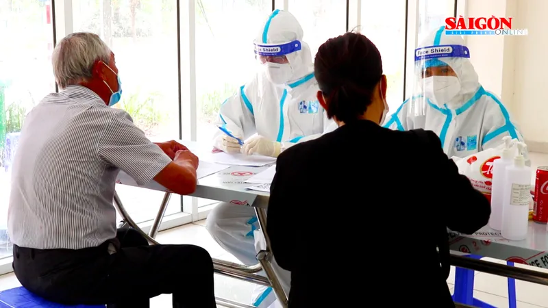 Đội ngũ y bác sĩ nơi tuyến đầu trực xuyên tết trong bệnh viện dã chiến