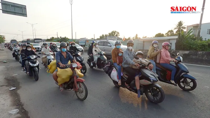 Người dân Tây Nam bộ quay lại miền Đông chuẩn bị làm việc sau Tết