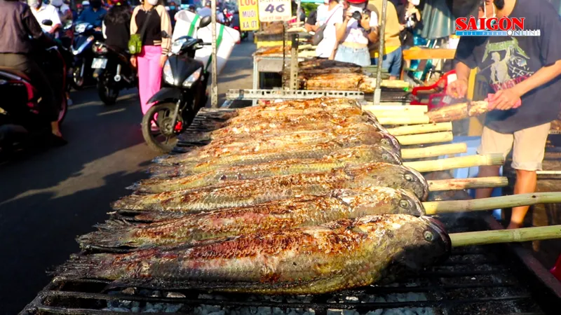 Người dân TPHCM tất bật đi mua sắm lễ vật cho ngày vía Thần Tài