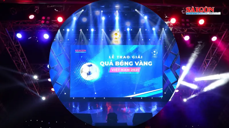 Tất bật xuyên đêm lắp thiết bị cho sân khấu trao giải Quả bóng vàng Việt Nam 2021