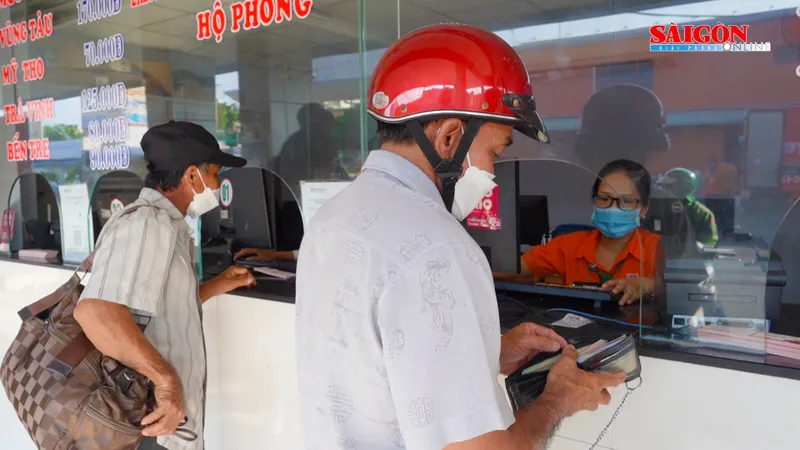 Người dân rục rịch “săn” vé tàu xe cho kỳ nghỉ lễ 30-4 và 1-5