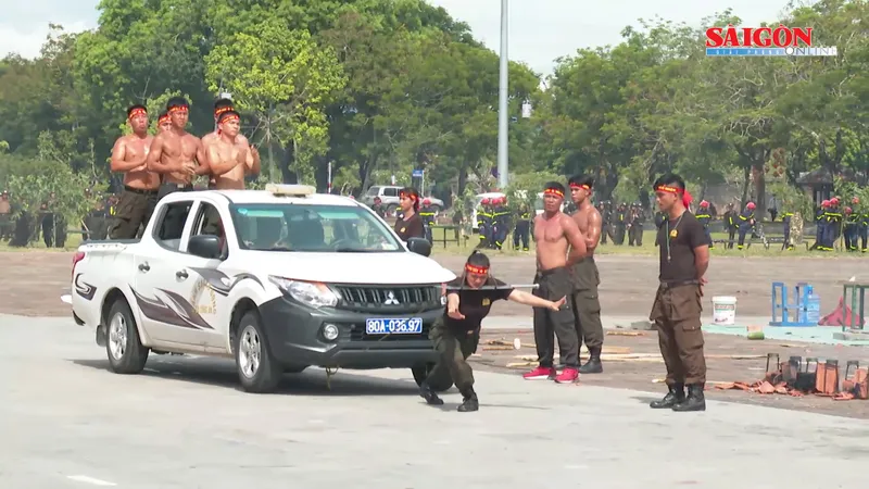 Cảnh sát cơ động biểu diễn đánh võ, bắn súng, đi trên thủy tinh tại Ngọ Môn - Đại nội Huế