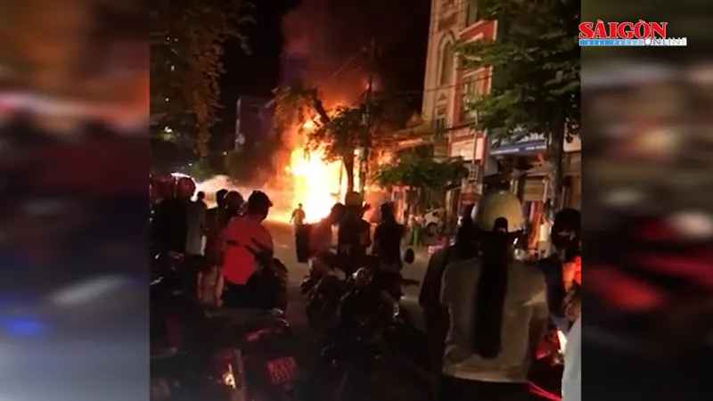 Cháy lớn thiêu rụi 2 căn nhà liền kề tại Quảng Ngãi