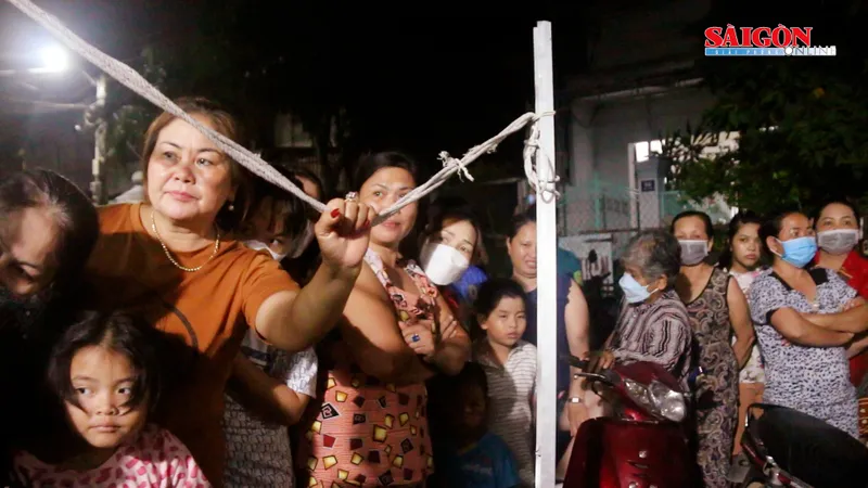 Xóm biển trào nước mắt khi những ngư dân thoát chết trở về từ vụ chìm tàu