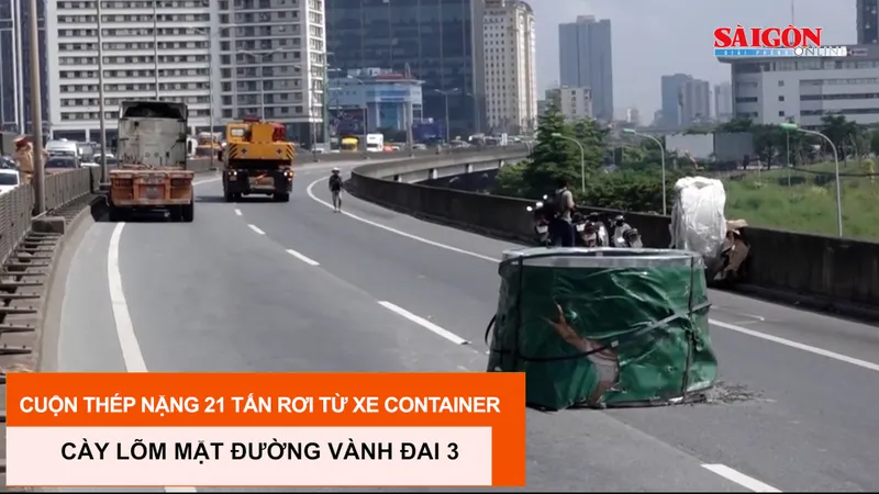 Cuộn thép nặng 21 tấn rơi từ xe container, cày lõm mặt đường Vành đai 3