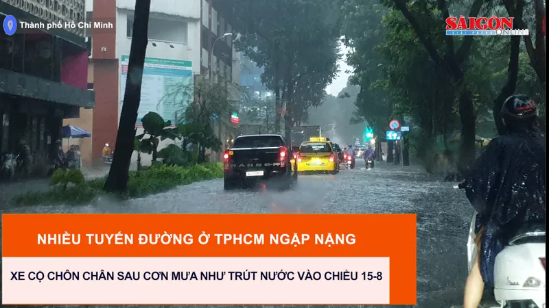 Nhiều tuyến đường ở TPHCM ngập nặng, xe cộ chôn chân sau cơn mưa như trút nước chiều 15-8