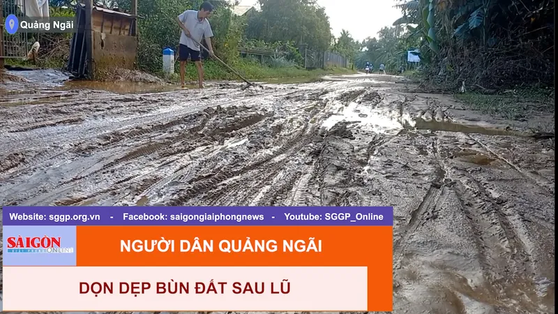 Người dân Quảng Ngãi dọn dẹp bùn đất sau lũ