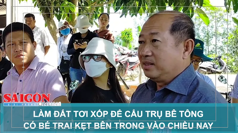 Làm đất tơi xốp để cẩu trụ bê tông có bé trai kẹt bên trong vào chiều nay