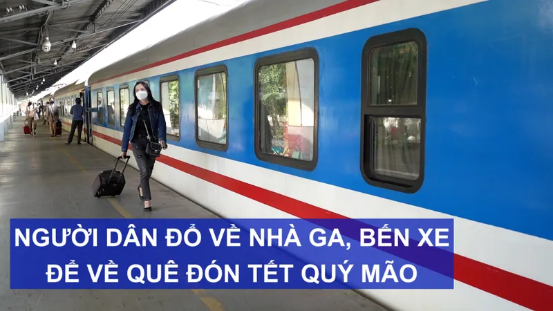 Người dân đổ về nhà ga, bến xe để về quê đón Tết Quý Mão