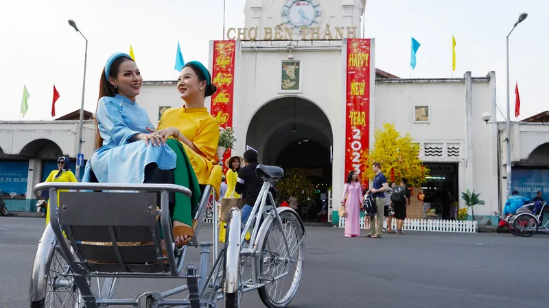 Check-in chiều 26 Tết trước chợ Bến Thành