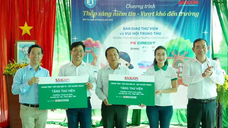Trao tặng thư viện, học bổng, quà Trung thu cho học sinh Bến Tre