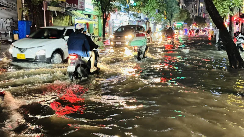 TPHCM: Nhiều tuyến đường tại trung tâm ngập sâu sau mưa lớn