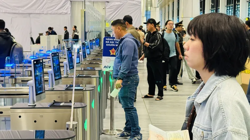 Thủ tục bay “nhanh như một nốt nhạc” với VNeID và kiosk tự phục vụ