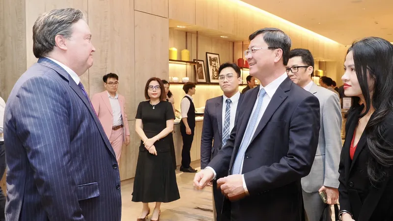 Phó Chủ tịch UBND TPHCM Nguyễn Công Vinh và Đại sứ Hoa Kỳ tại Việt Nam Marc Knapper trao đổi tại sự kiện. Ảnh: HOÀNG HÙNG