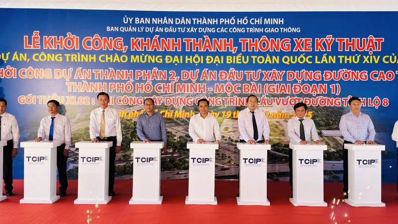 Khởi công gói thầu XL02 thi công cầu vượt Tỉnh lộ 8 thuộc Dự án đầu tư xây dựng đường cao tốc TPHCM - Mộc Bài (giai đoạn 1). Ảnh: ĐÌNH DƯ