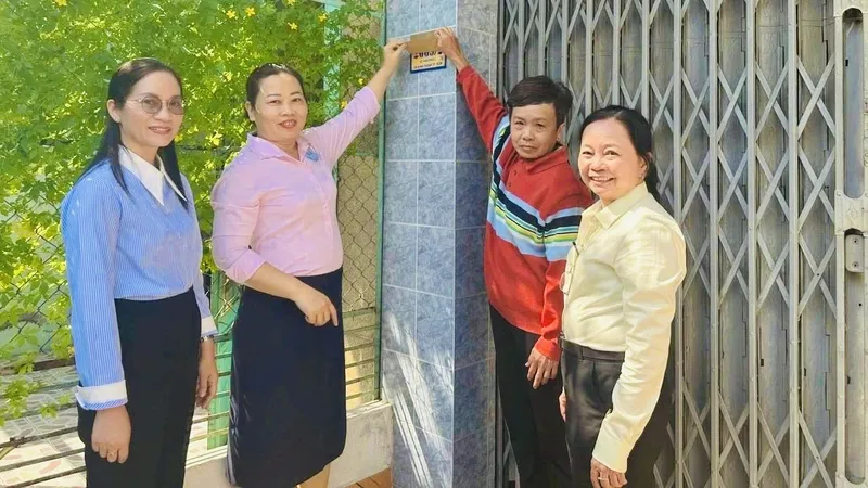Xã Bình Chánh trao tặng biển số nhà tích hợp mã QR cho người dân