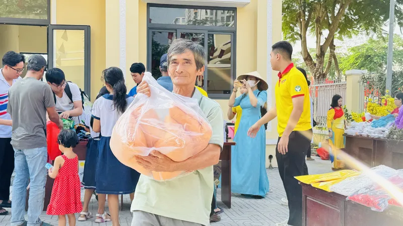 Tết sẻ chia ở xã Bình Hưng: Gian hàng 0 đồng lan tỏa nghĩa tình