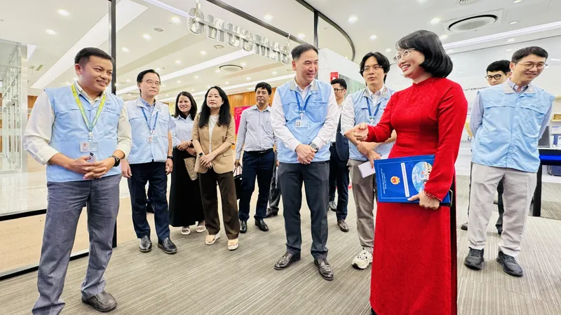 Lãnh đạo UBND TPHCM thăm, chúc tết doanh nghiệp tại Khu Công nghệ cao