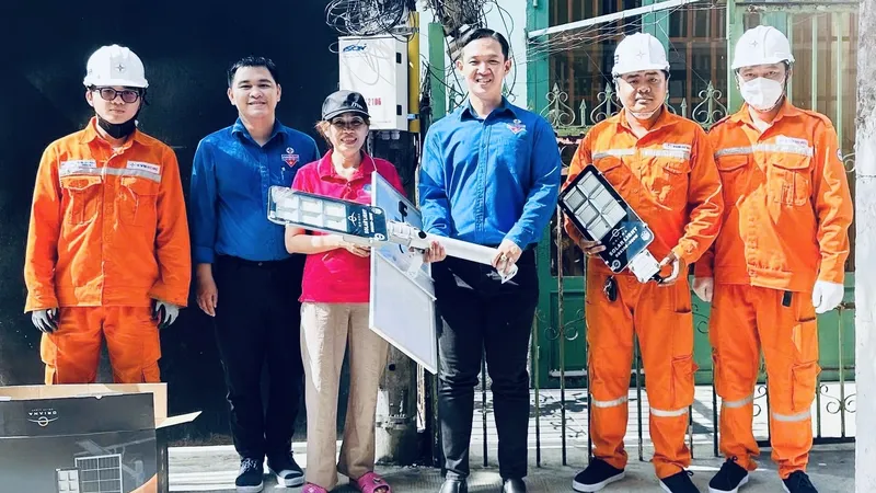 Phường Bình Đông “xóa” hẻm tối bằng đèn năng lượng mặt trời