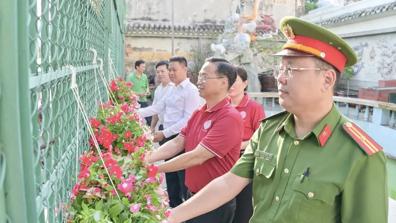 Phường Chợ Lớn ra quân bảo vệ môi trường