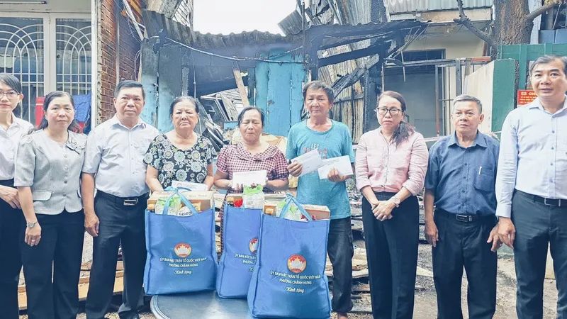 Hỗ trợ khẩn cấp các hộ dân bị ảnh hưởng vụ hỏa hoạn ở phường Chánh Hưng 