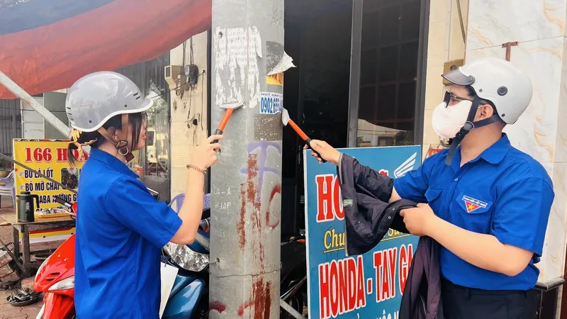 Ra quân xóa quảng cáo sai quy định
