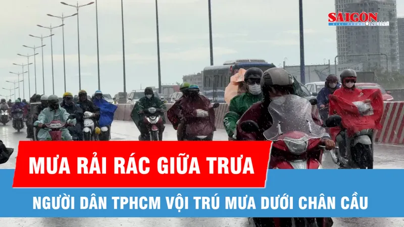 TPHCM: Mưa dông bất chợt, người dân trú vội dưới chân cầu