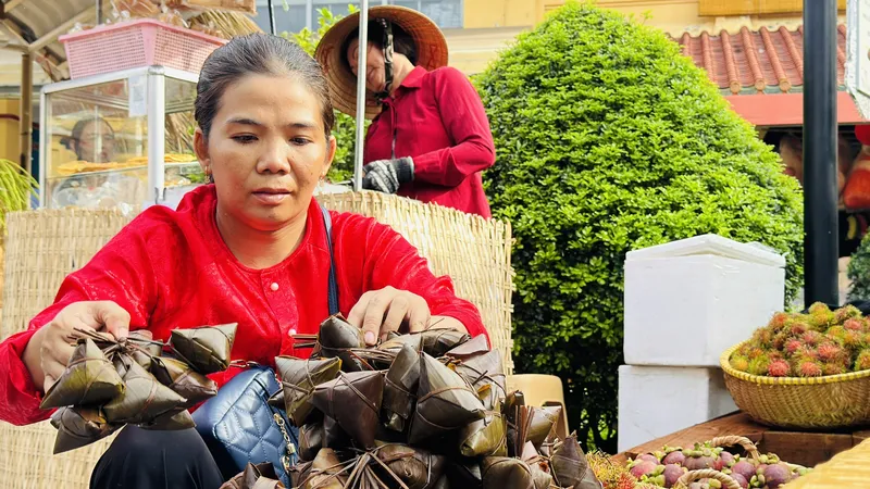 Chợ Bình Tây tái hiện không gian Tết Đoan Ngọ