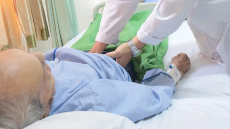 Cụ ông Đ. 102 tuổi được các bác sĩ chăm sóc, sau khi đặt stent thành công