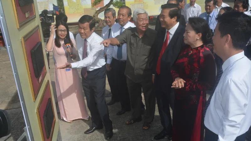 Lãnh đao Trung ương tham quan khu trưng bày hình ảnh về chiến tranh cứu nước của tỉnh Long An