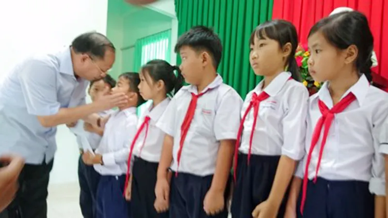 Đồng chí Tất Thành Cang thăm và tặng nhà tình nghĩa ở Long An