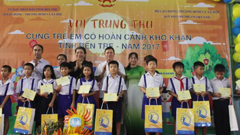 Ủy viên Bộ Chính trị, Phó Chủ tịch Thường trực Quốc hội Tòng Thị Phóng và đại diện các ban ngành cùng vui trung thu với trẻ em hoàn cảnh khó khăn ở Bến Tre