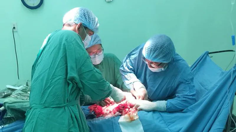 Phẫu thuật thành công khối u xơ tử cung nặng gần 6kg