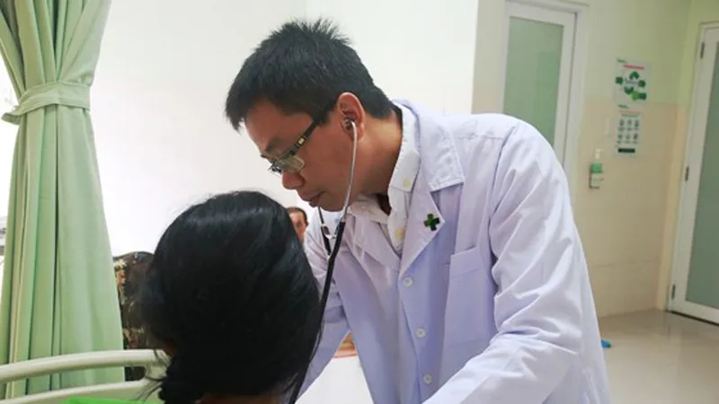 Các bác sĩ chăm sóc sức khỏe cho bệnh nhân D.
