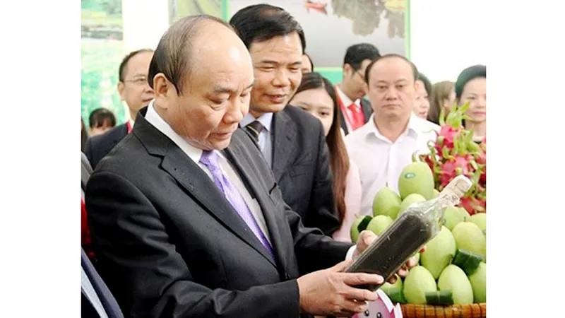 Thủ tướng Nguyễn Xuân Phúc tìm hiểu các sản phẩm của Đồng Tháp. Ảnh: THANH TÙNG