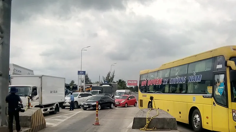 Trạm BOT Cần Thơ - Phụng Hiệp ngày thứ ba liên tiếp bị tài xế phản ứng 