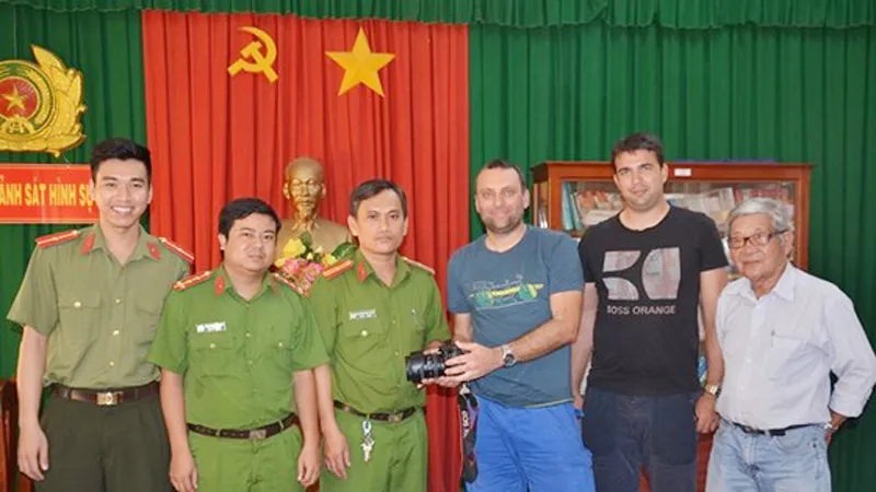 Ngày 10-1, Công an Bến Tre trả lại tài sản cho du khách quốc tế