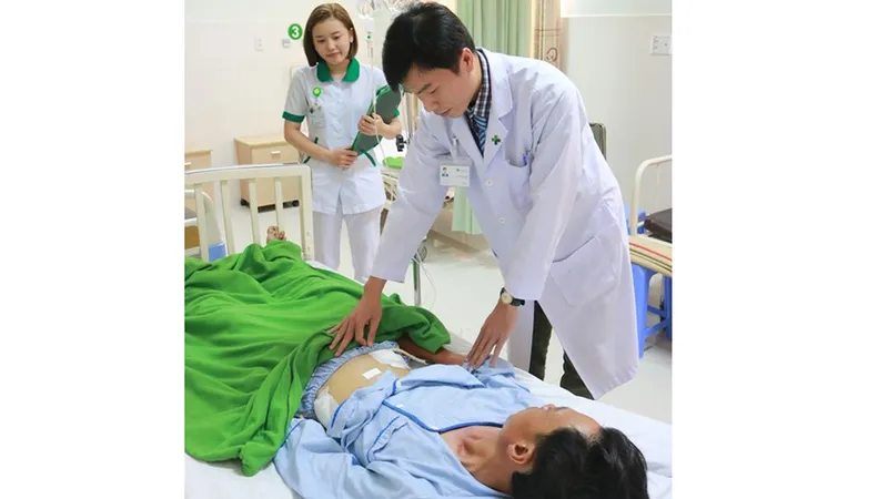 Cấp cứu thành công bệnh nhân bị đũa đâm thủng ruột