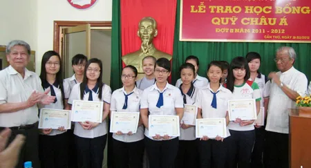 Trao học bổng cho 67 nữ sinh có hoàn cảnh khó khăn tại Cần Thơ