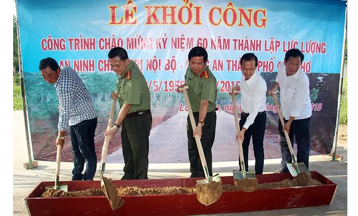 Công an TP Cần Thơ vận động 1 tỷ đồng xây đường bê tông nông thôn
