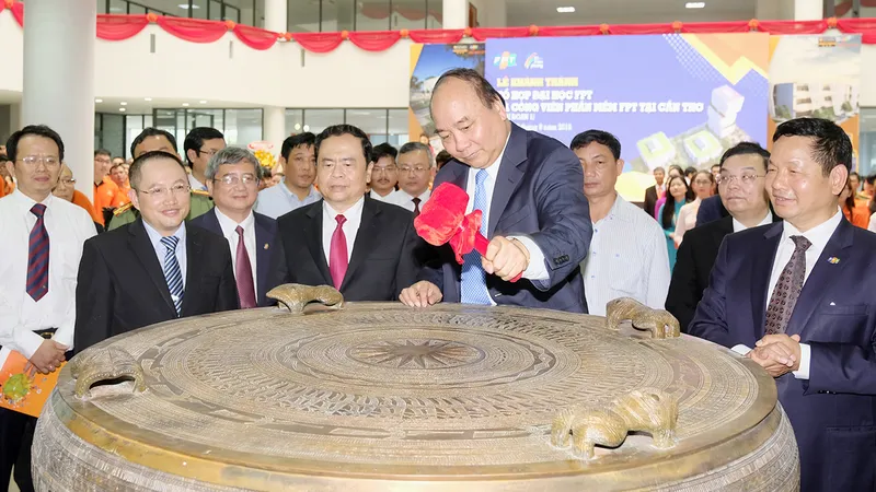Thủ tướng thực hiện nghi thức khánh thành Đại học FPT Cần Thơ. Ảnh: VGP