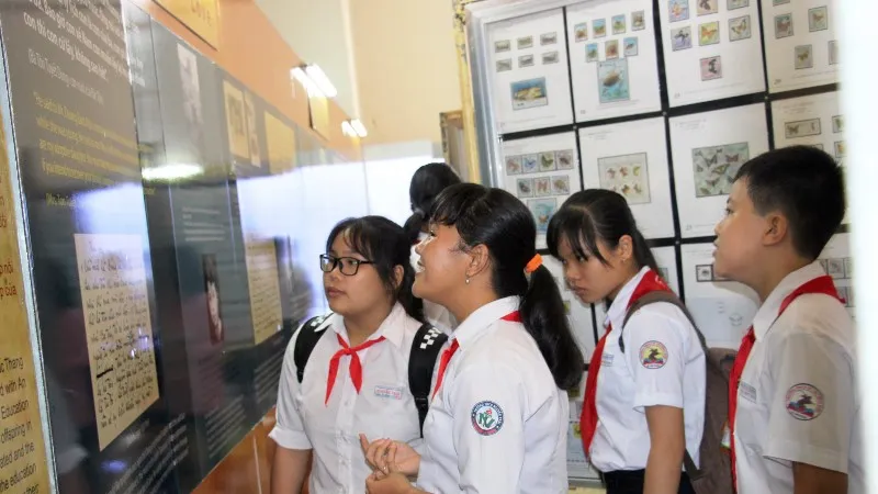 Nhiều học sinh đến với buổi triển lãm tem