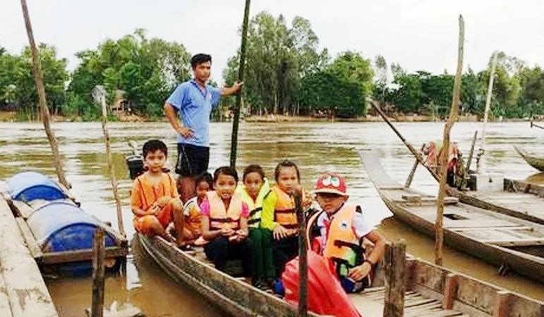 Đưa rước học sinh vùng lũ ĐBSCL đến trường đảm bảo an toàn