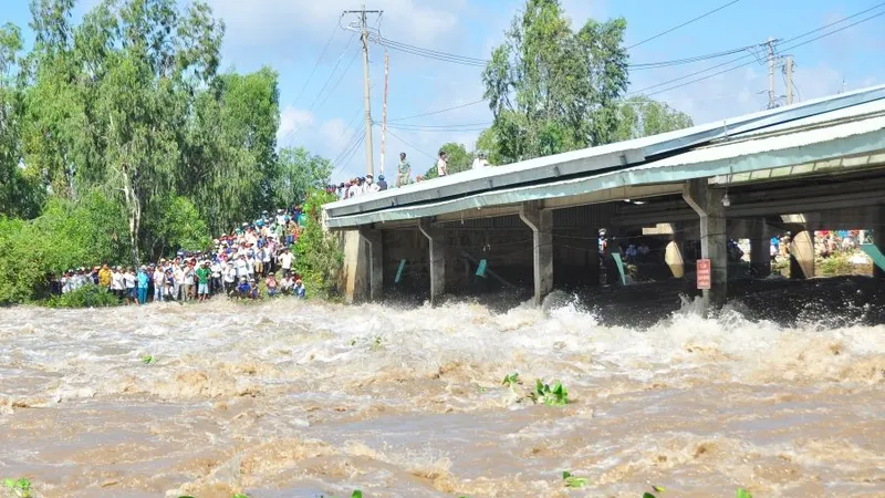 Xả lũ 2 đập Trà Sư và Tha La sáng 31-8