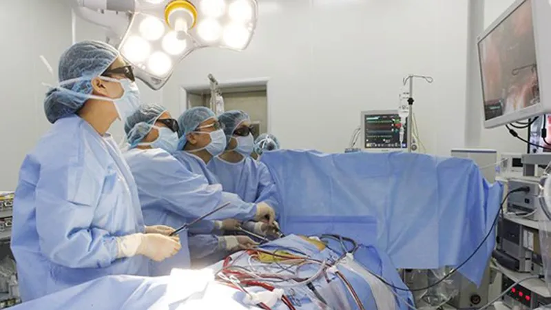 Tiến hành mổ cấp cứu cho bệnh nhân bị vỡ tim do tai nạn giao thông