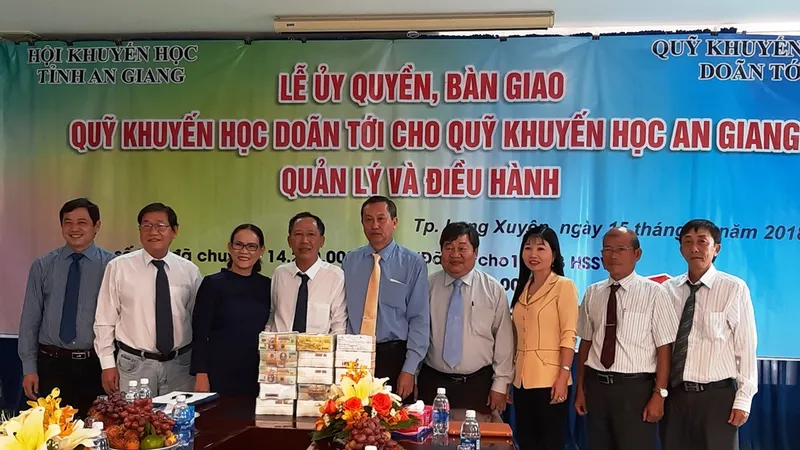 Lễ bàn giao số tiền mặt 10 tỷ đồng từ Quỹ khuyến học Doãn Tới cho tỉnh An Giang quản lý, điều hành