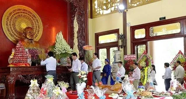 Các đại biểu dâng hương tưởng niệm Chủ tịch Tôn Đức Thắng 